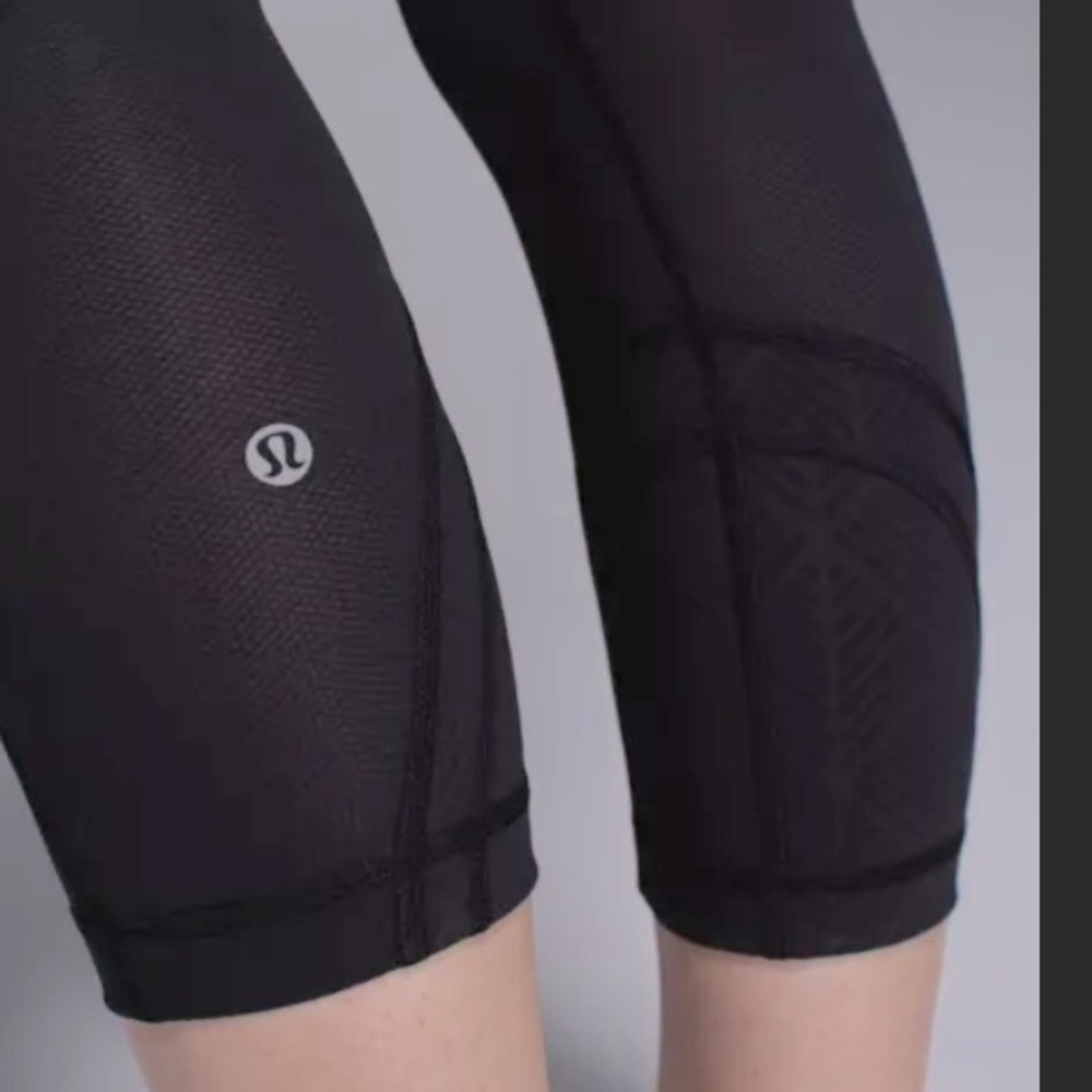50%off w❤️ LULULEMON Inspire Crop II 6 wash wear is present logo is cracked